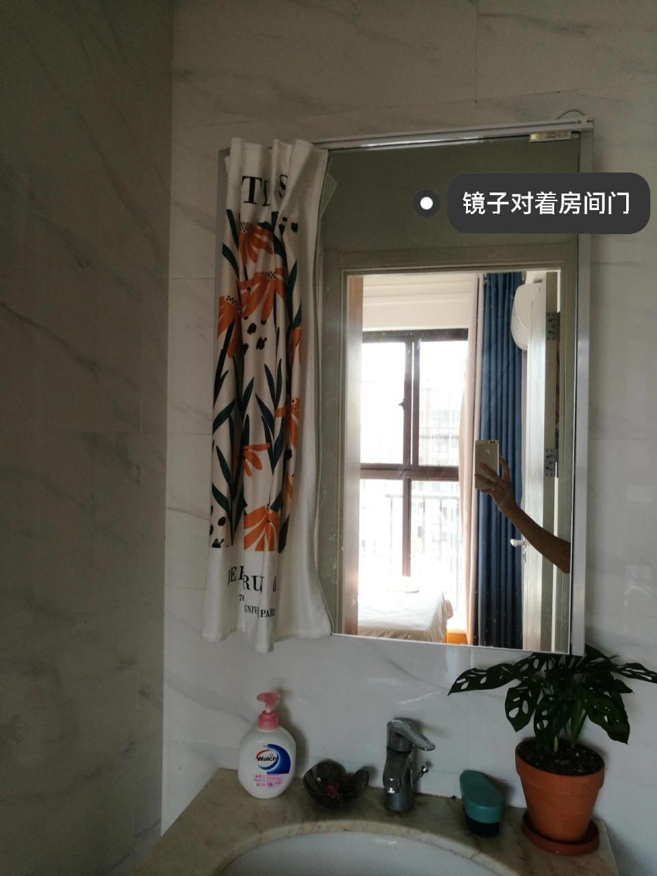 门后不能放镜子吗